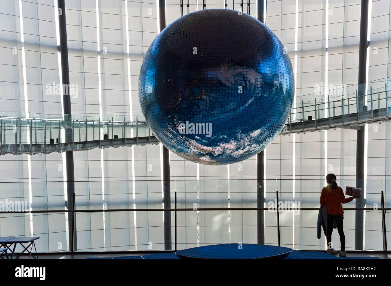 Geo-Cosmos Globe presso il Miraikan Museum of Emerging Science and Innovation fornisce lo status di satellite in continua evoluzione del pianeta Terra, Tokyo, Giappone. Foto Stock