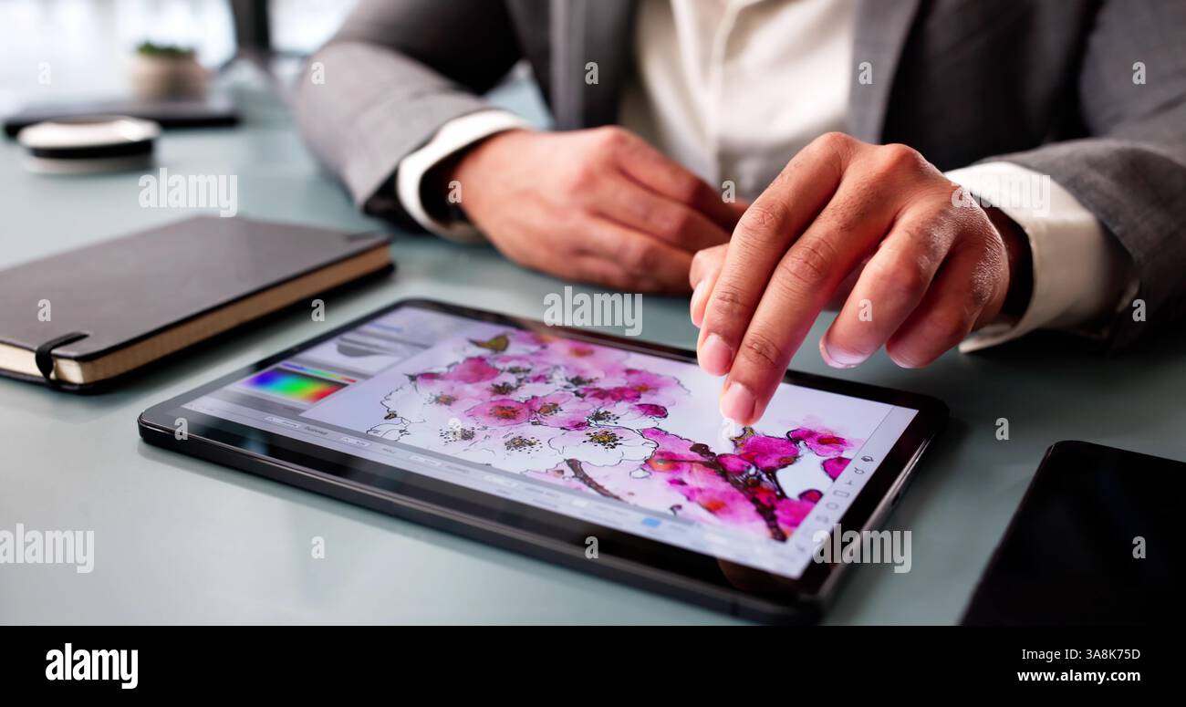 Giovane uomo afroamericano che modifica foto su un programma software per computer. Foto Stock