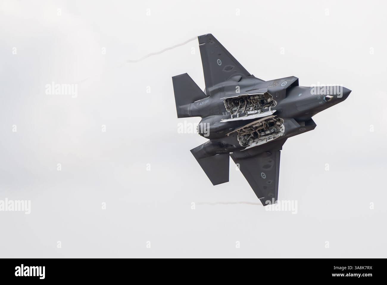 Avalon, Australia. 28 marzo 2025. Il RAAF F-35A Lightning II ha visto eseguire una mostra personale con le porte del vano armi aperte durante l'Avalon Airshow 2025. Avalon Australian International Airshow Public Day 1 esposizione aerea (foto di Olivier Rachon/SOPA Images/Sipa USA) credito: SIPA USA/Alamy Live News Foto Stock