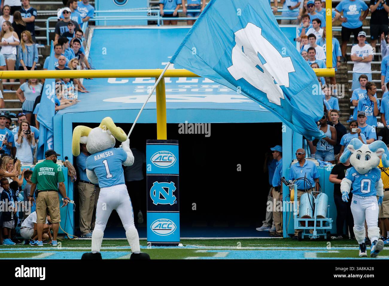 7 ottobre 2017: Rameses si prepara all'ingresso delle squadre per l'incontro NCAA tra Notre Dame e North Carolina al Kenan Memorial Stadium di Chapel Hill, North Carolina. (Scott Kinser/Cal Sport Media)(immagine di credito: &Copy; Scott Kinser/CSM tramite cavo ZUMA) Foto Stock