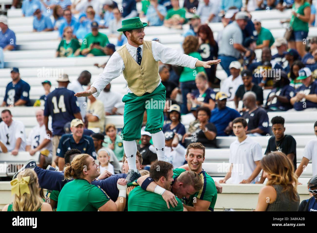 7 ottobre 2017: La mascotte irlandese fa surf prima dell'incontro NCAA tra Notre Dame e North Carolina al Kenan Memorial Stadium di Chapel Hill, North Carolina. (Scott Kinser/Cal Sport Media)(immagine di credito: &Copy; Scott Kinser/CSM tramite cavo ZUMA) Foto Stock