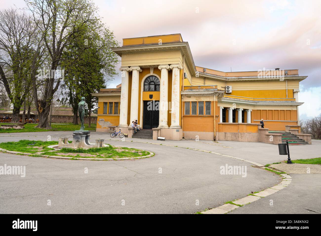 Belgrado, Serbia. 22 marzo 2025. Vista esterna del Padiglione d'Arte Cvijeta Zuzoric nel centro della città Foto Stock