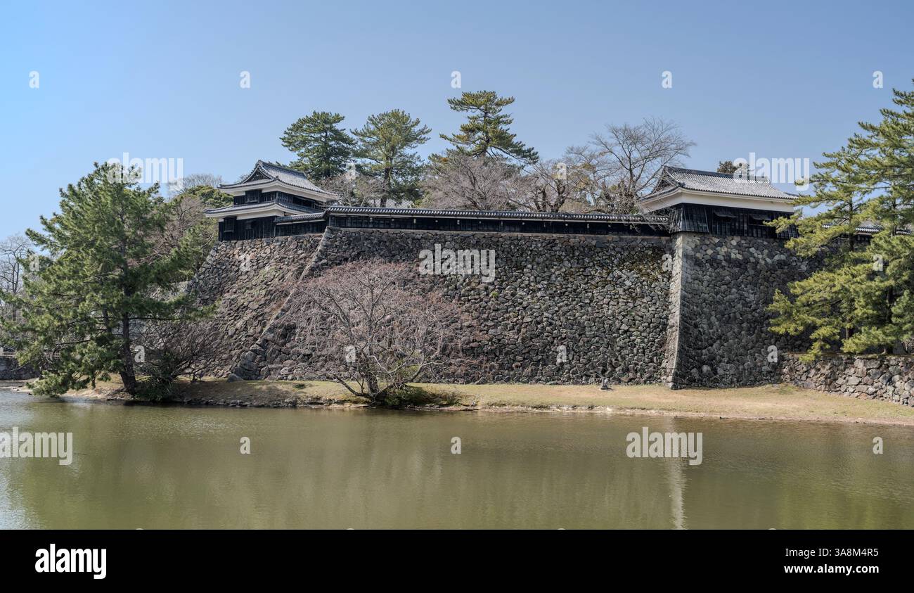 Il fossato, il muro esterno e le torrette del castello di Matsue nella prefettura di Shimane, in Giappone. Foto Stock
