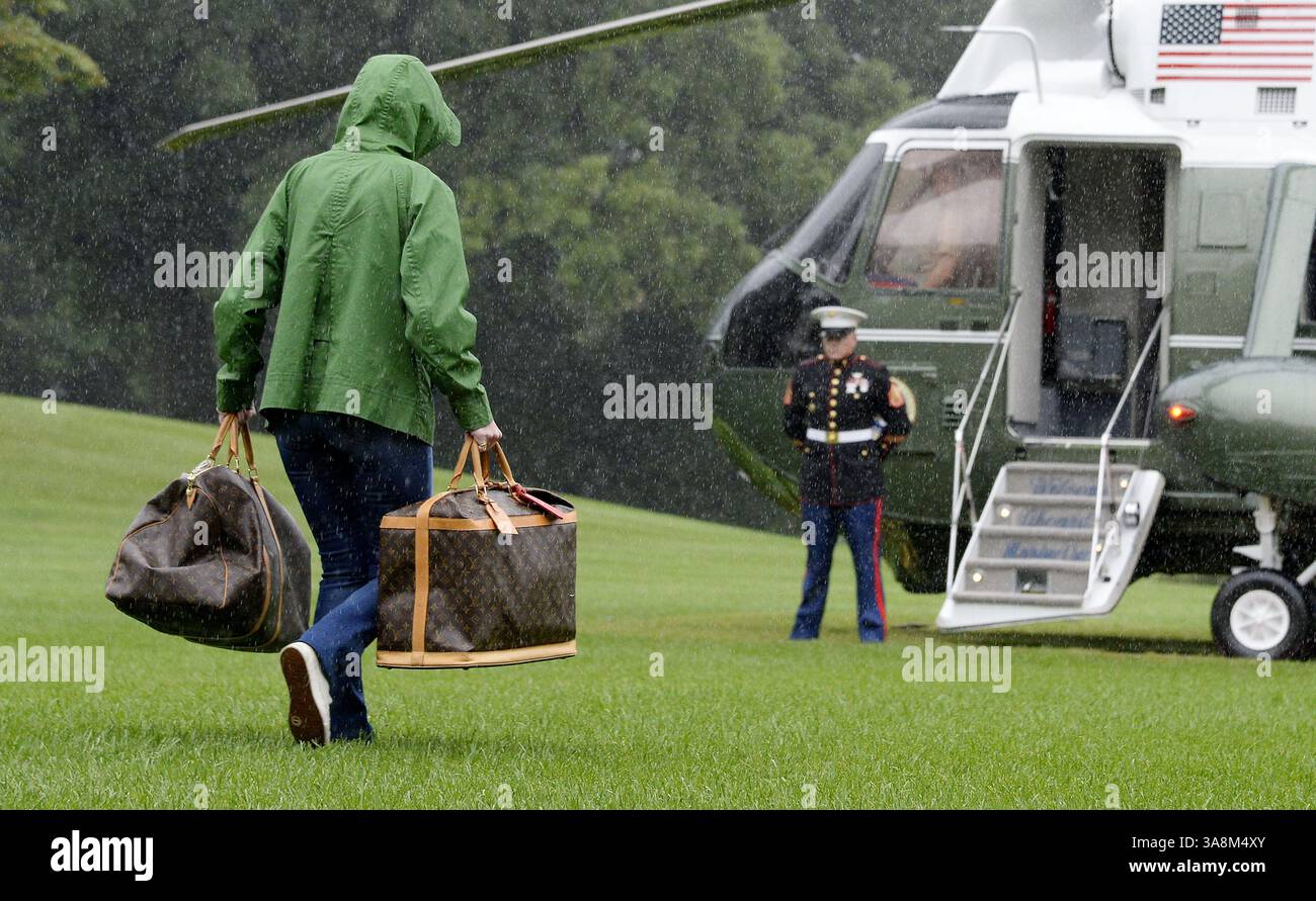 2 settembre 2017 - Washington, District of Columbia, Stati Uniti d'America - Un assistente della Casa Bianca trasporta borse Louis Vuitton prima della partenza del presidente degli Stati Uniti Donald J. Trump e della First lady Melania Trump dalla Casa Bianca il 2 settembre 2017 a Washington, DC. Crediti: Olivier Douliery / Pool via CNP (immagine di credito: © Olivier Douliery/CNP via ZUMA Wire) Foto Stock