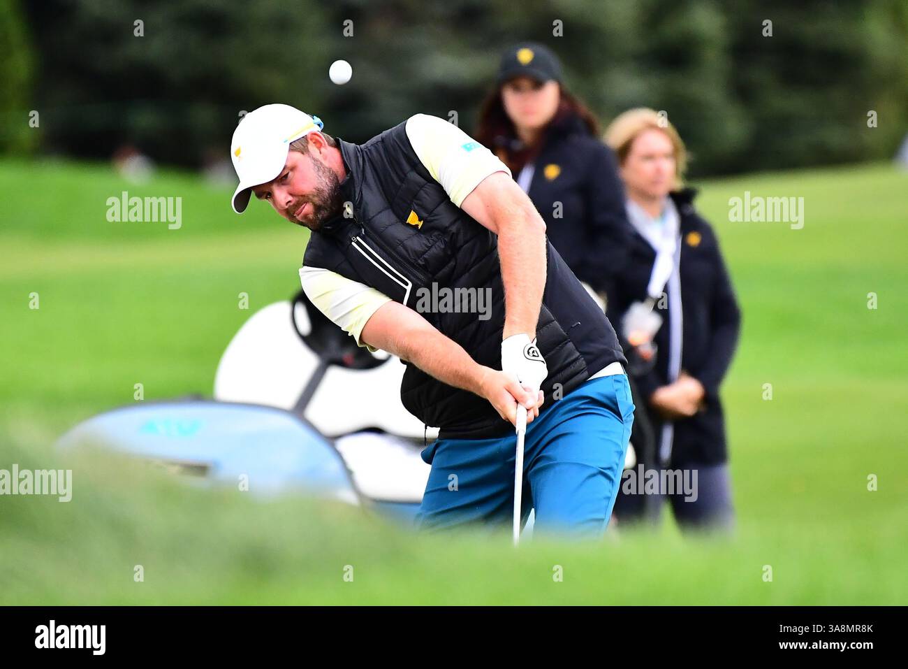 30 settembre 2017 - Jersey City, New Jersey, U. S - Marc Leishman dell'International Team chip sull'8° green durante le partite di sabato della Presidents Cup al Liberty National Golf Club di Jersey City, NJ (Credit Image: © Brian Ciancio via ZUMA Wire) Foto Stock