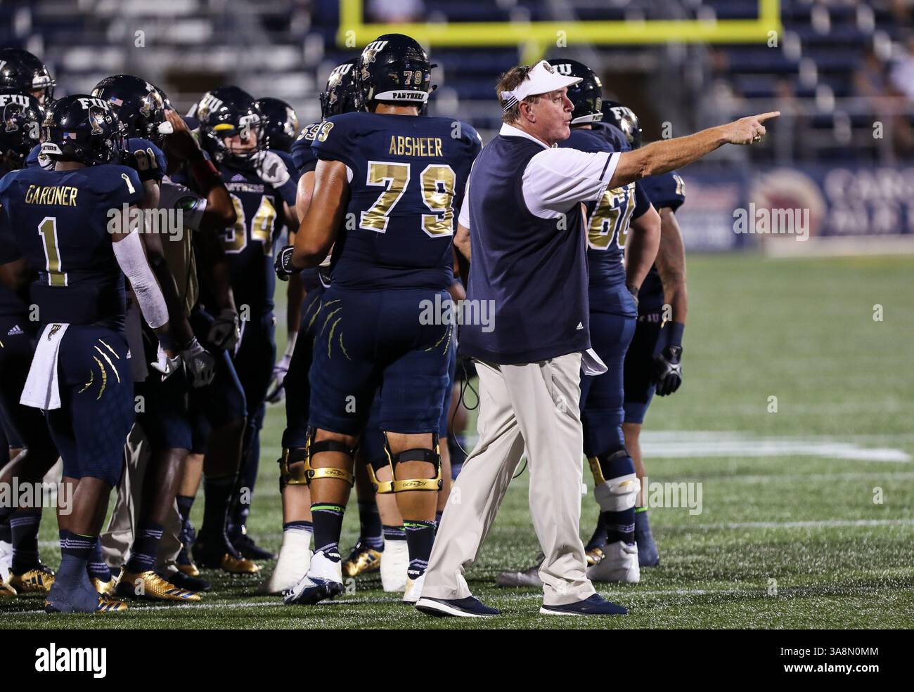 30 settembre 2017: Il capo-allenatore dei FIU Panthers Butch Davis entra in campo per interrogare una decisione dei funzionari durante la partita di football NCAA tra Charlotte 49ers e i FIU Panthers al Riccardo Silva Stadium di Miami, Florida. I FIU Panthers vinsero 30-29. Mario Houben/CSM(immagine di credito: &Copy; Mario Houben/CSM tramite cavo ZUMA) Foto Stock