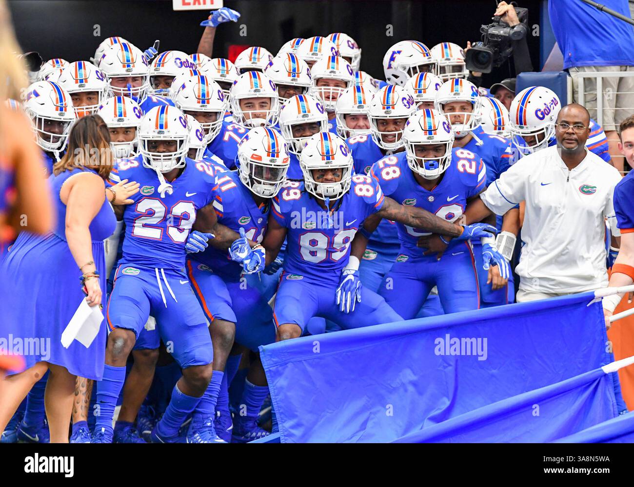 2 settembre 2017: La squadra di football dei Florida Gators si prepara ad entrare in campo prima dell'Advocare Classic NCAA Football tra l'Università del Michigan Wolverines e l'Università della Florida Gators all'AT&T Stadium di Arlington, Texas Michigan ha sconfitto Florida 33-17 Albert pena/CSM (Credit Image: &Copy; Albert pena/CSM via ZUMA Wire) Foto Stock