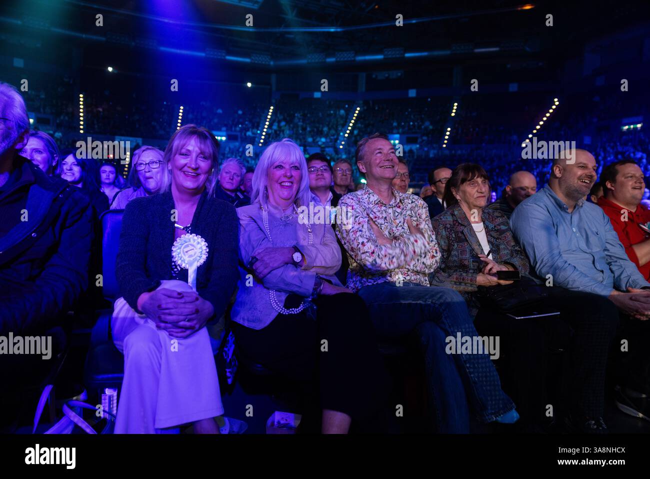 Birmingham, Regno Unito. 28 MAR, 2025. I membri del pubblico fanno il tifo per lo spettacolo al Reform UK Local Election Launch, ospitato presso l'Utilita Arena di Birmingham, che ha visto un certo numero di attori chiave dei partiti tenere discorsi su un grande set che si diverte con il lavoro e i conservatori. Credito Milo Chandler/Alamy Live News Foto Stock