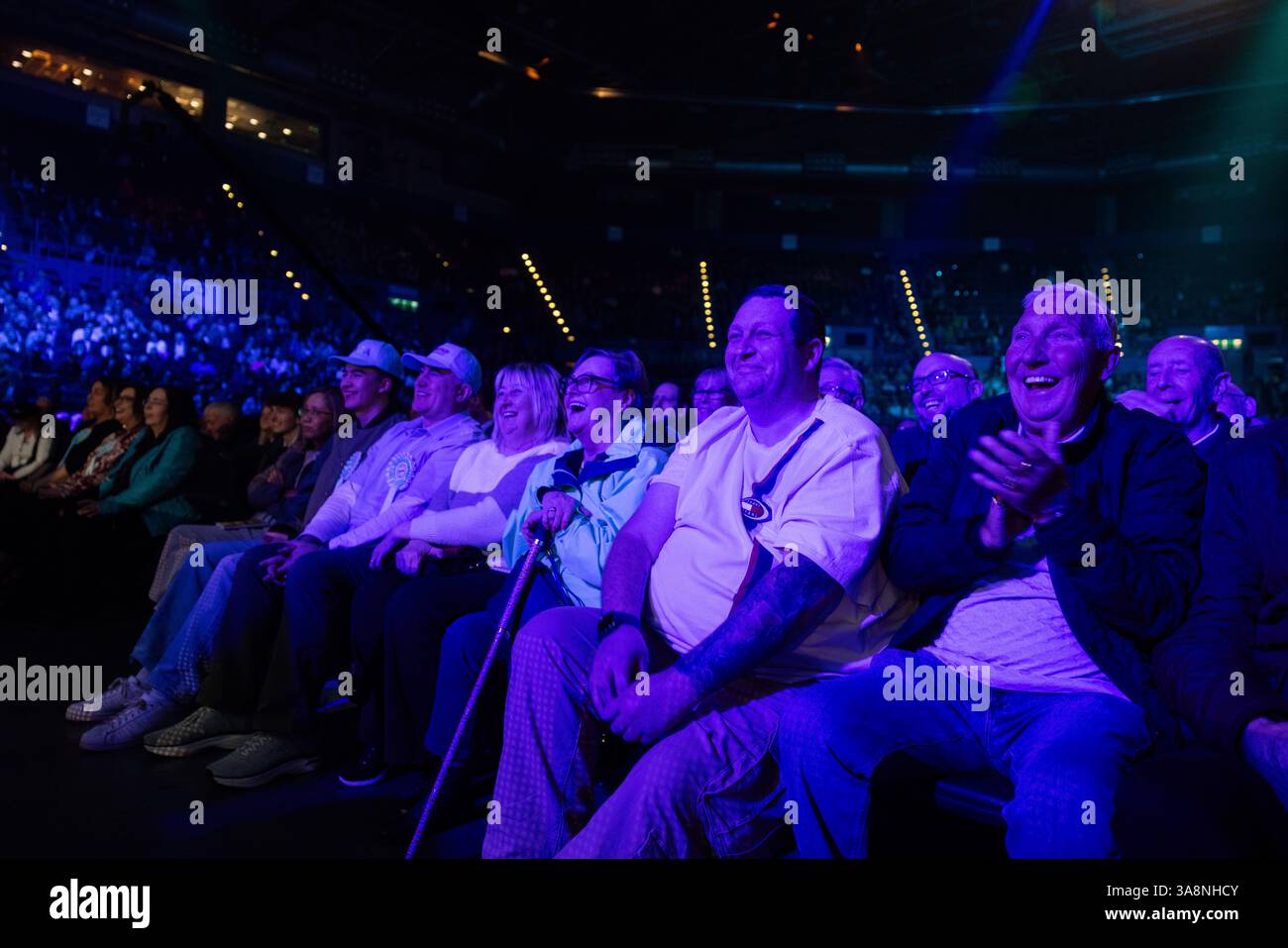Birmingham, Regno Unito. 28 MAR, 2025. I membri del pubblico fanno il tifo per lo spettacolo al Reform UK Local Election Launch, ospitato presso l'Utilita Arena di Birmingham, che ha visto un certo numero di attori chiave dei partiti tenere discorsi su un grande set che si diverte con il lavoro e i conservatori. Credito Milo Chandler/Alamy Live News Foto Stock