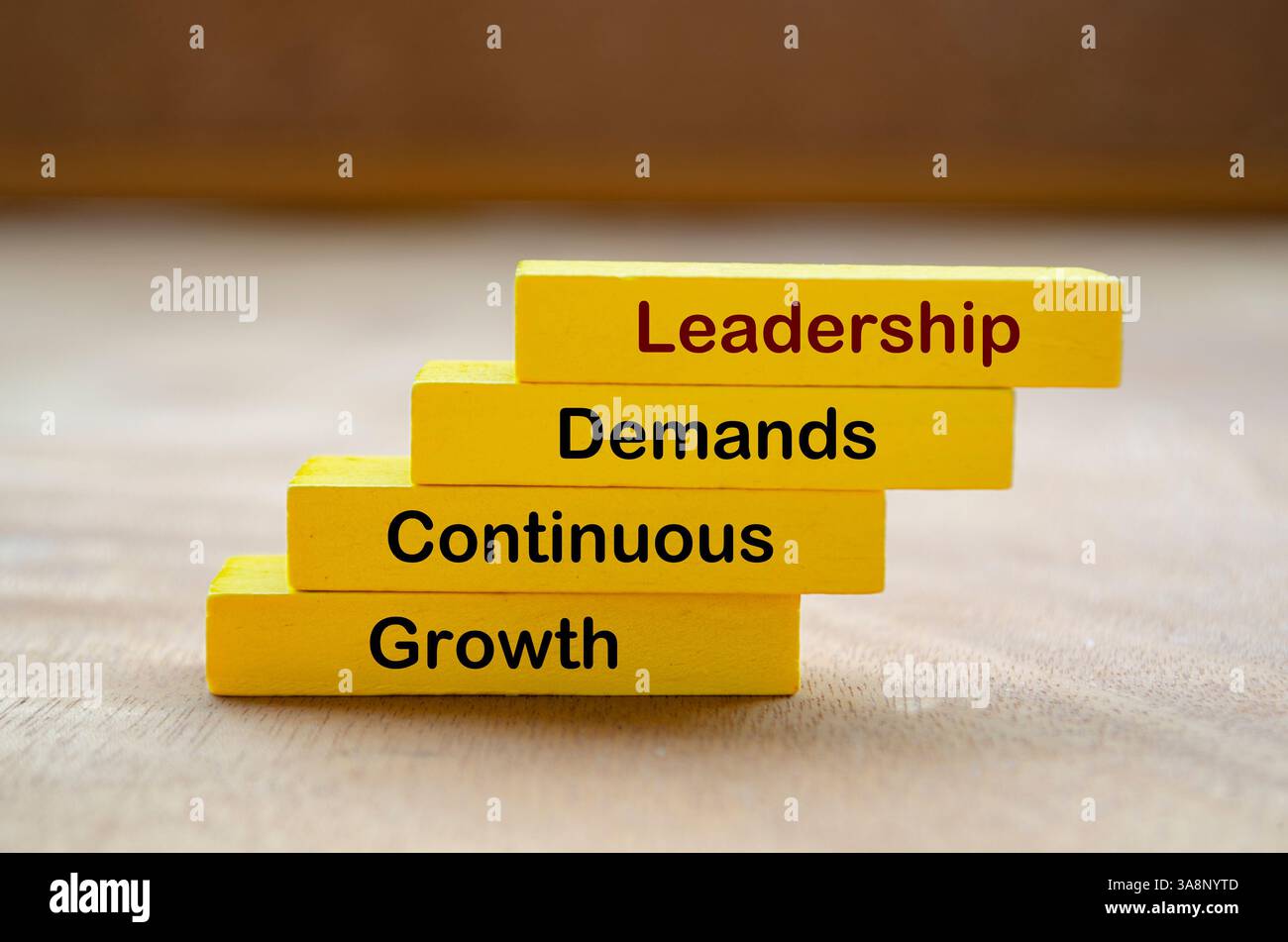 Le classifiche richiedono testo di crescita continua su blocchi di legno gialli. Concetto di leadership. Foto Stock
