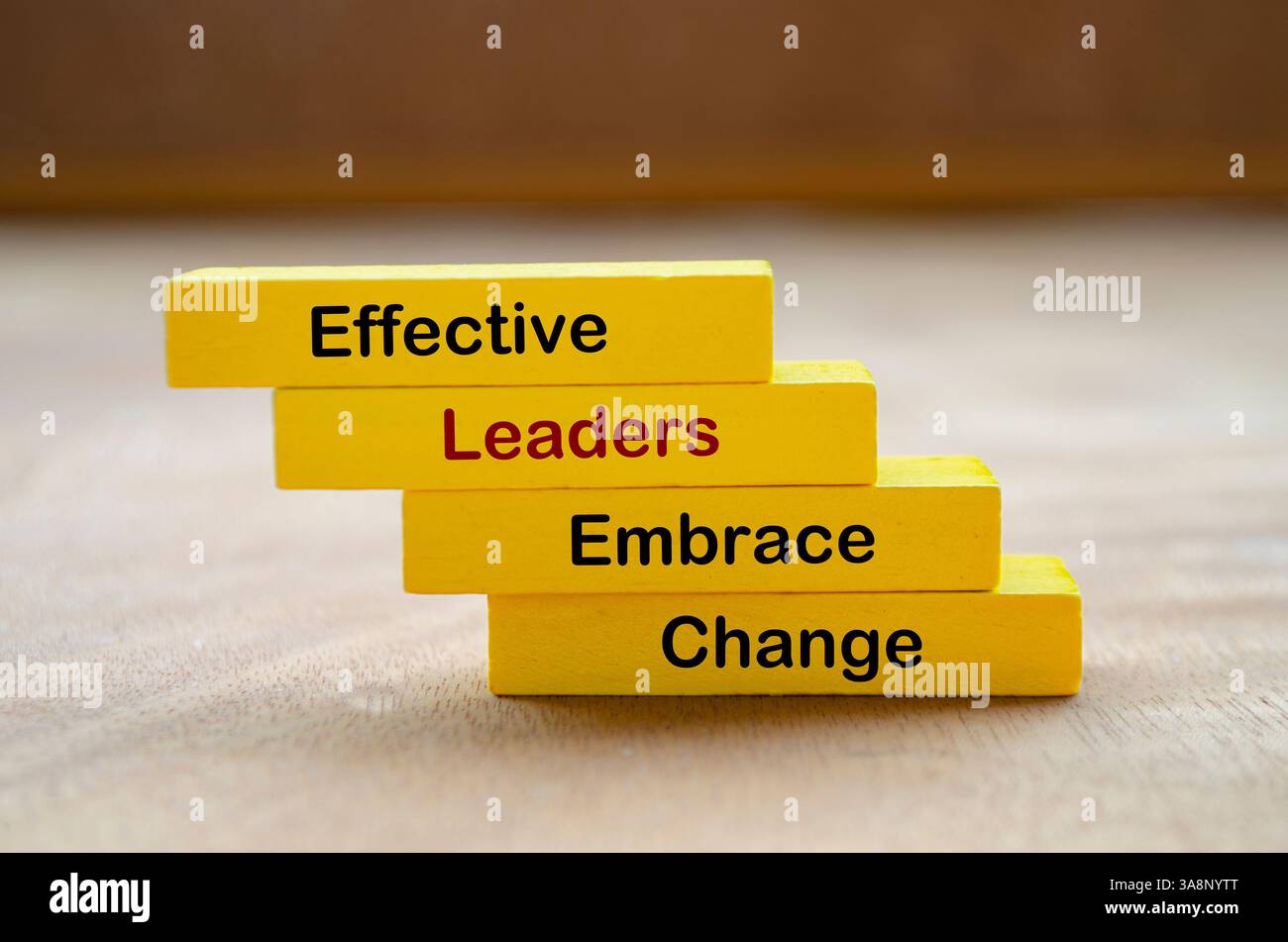I leader efficaci abbracciano il testo del cambiamento su un blocco di legno giallo. Concetto di leadership. Foto Stock