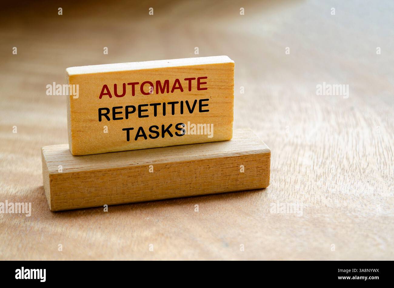 Automatizza il testo delle attività ripetitive su blocchi di legno con spazio personalizzabile per il testo. Foto Stock