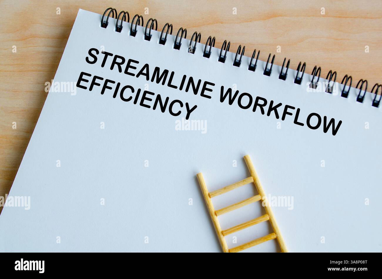 Testo sull'efficienza del flusso di lavoro semplificato su blocco note bianco. Concetto di flusso di lavoro efficiente. Foto Stock