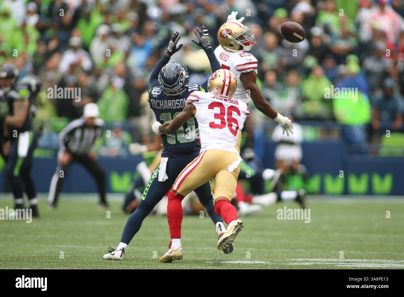 17 settembre 2017: Il defensive back dei San Francisco 49ers Jimmie Ward (25) difende un passaggio destinato al wide receiver dei Seattle Seahawks Paul Richardson (10) durante una gara tra i San Francisco 49ers e i Seattle Seahawks al CenturyLink Field di Seattle, WA il 17 settembre 2017. I Seahawks sconfissero i 49ers 12-9. Sean Brown/CSM(immagine di credito: &Copy; Sean Brown/CSM tramite cavo ZUMA) Foto Stock