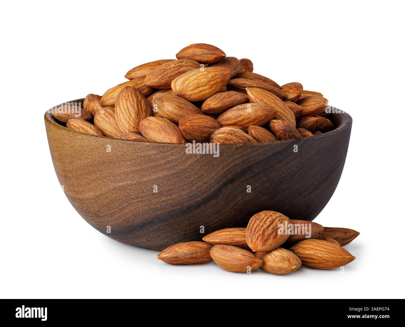 Noci di mandorla in ciotola di legno e pelo isolati su sfondo bianco Foto Stock
