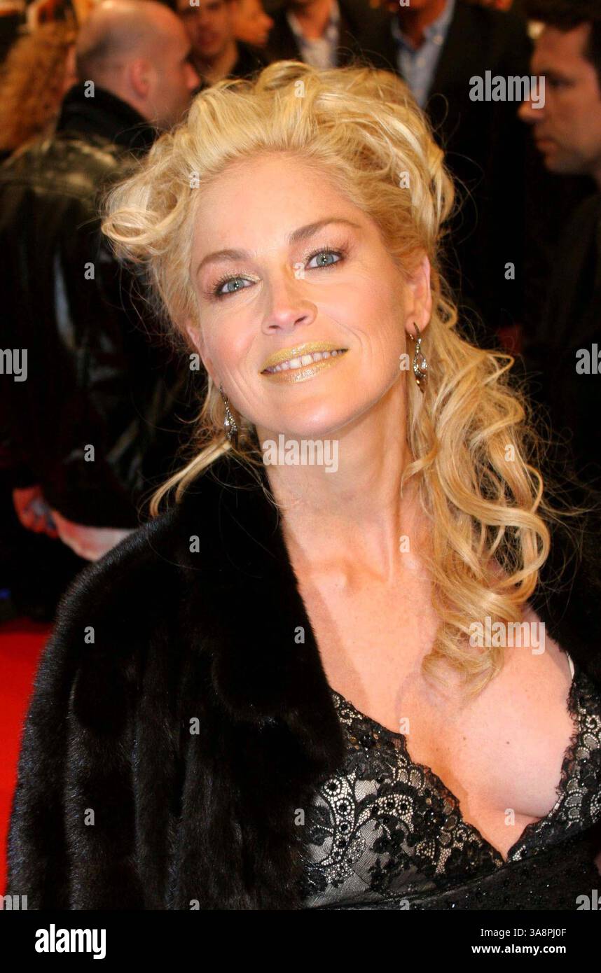 23 marzo 2006 - Berlino, Stati Uniti - 22 marzo 2006 - Berlino, Germania - Sharon Stone. '' BASIC INSTINCT 2'' Premiere tenutasi al Cine Star, Sony Center Potsdamer Platz. Credito fotografico: Fischer/Siemoneit/AdMedia (immagine di credito: © Siemoneit/AdMedia via cavo ZUMA) Foto Stock