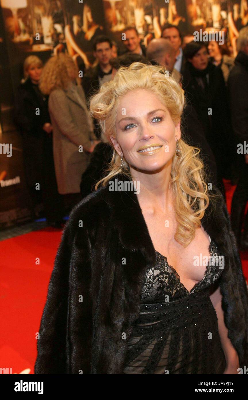 23 marzo 2006 - Berlino, Stati Uniti - 22 marzo 2006 - Berlino, Germania - Sharon Stone. '' BASIC INSTINCT 2'' Premiere tenutasi al Cine Star, Sony Center Potsdamer Platz. Credito fotografico: Fischer/Siemoneit/AdMedia (immagine di credito: © Siemoneit/AdMedia via cavo ZUMA) Foto Stock