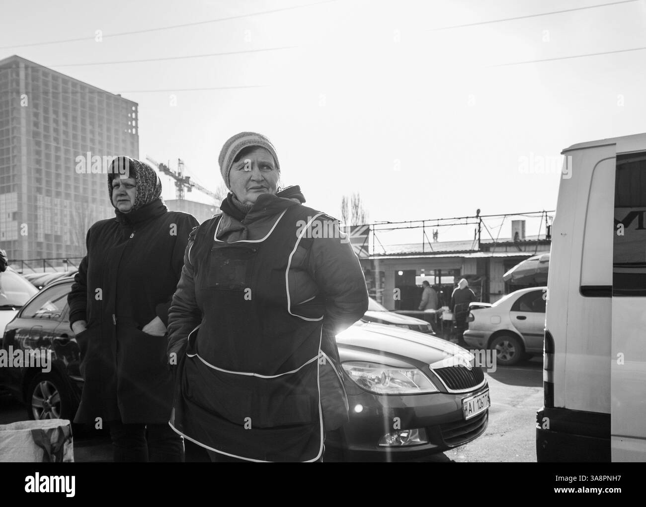 Kiev Ucraina - 28 marzo 2025: Bancarelle piene di prodotti freschi e scambi di saluti locali creano un'atmosfera vivace presso il vivace Bazaar di Lisova, che riflette la vita quotidiana della città. Foto Stock