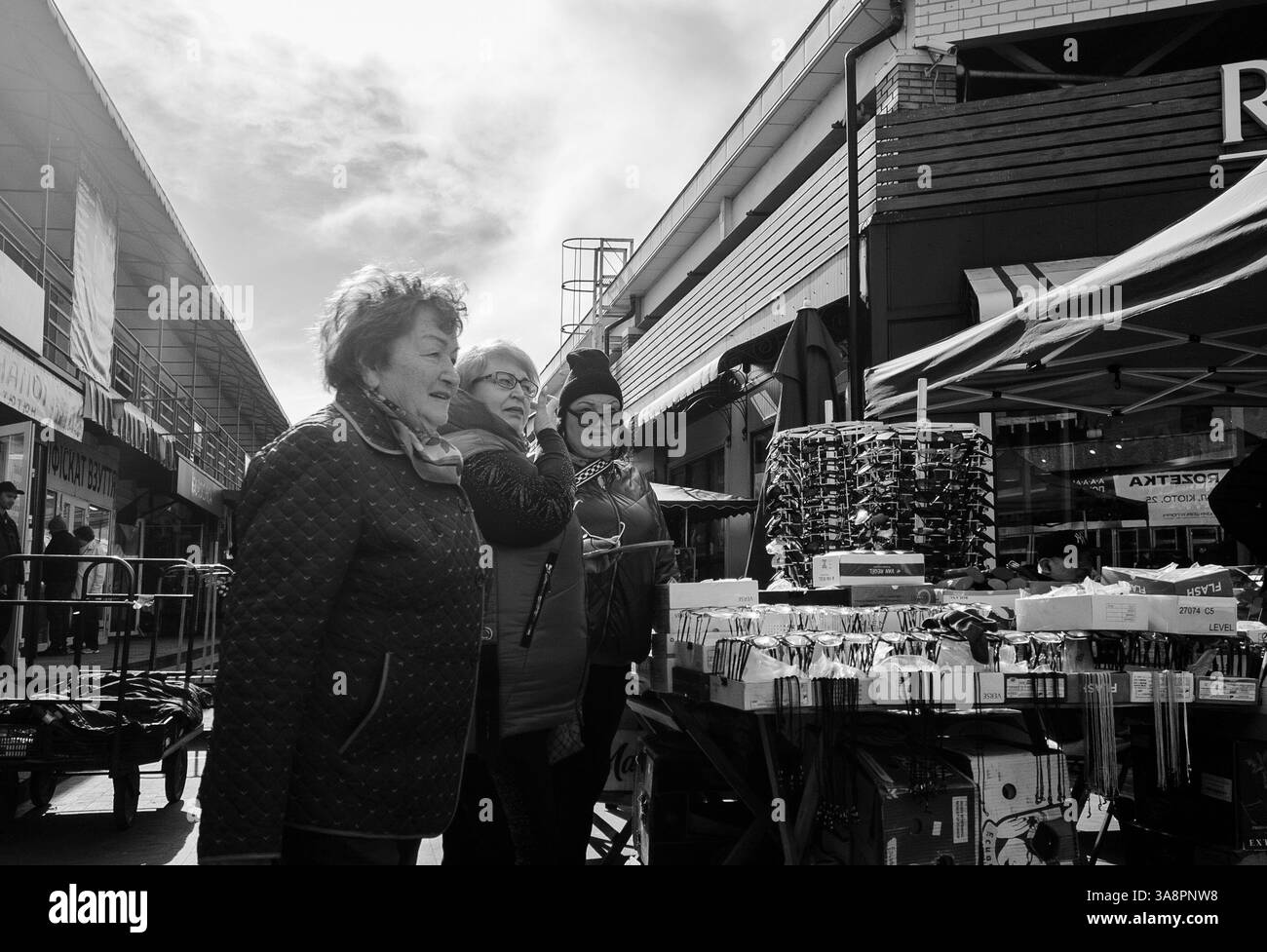 Kiev, Ucraina - 28 marzo 2025: La gente del posto si impegna in conversazioni vivaci al Bazar di Lisova, circondato da bancarelle colorate, che mettono in risalto la vita quotidiana della città. Foto Stock