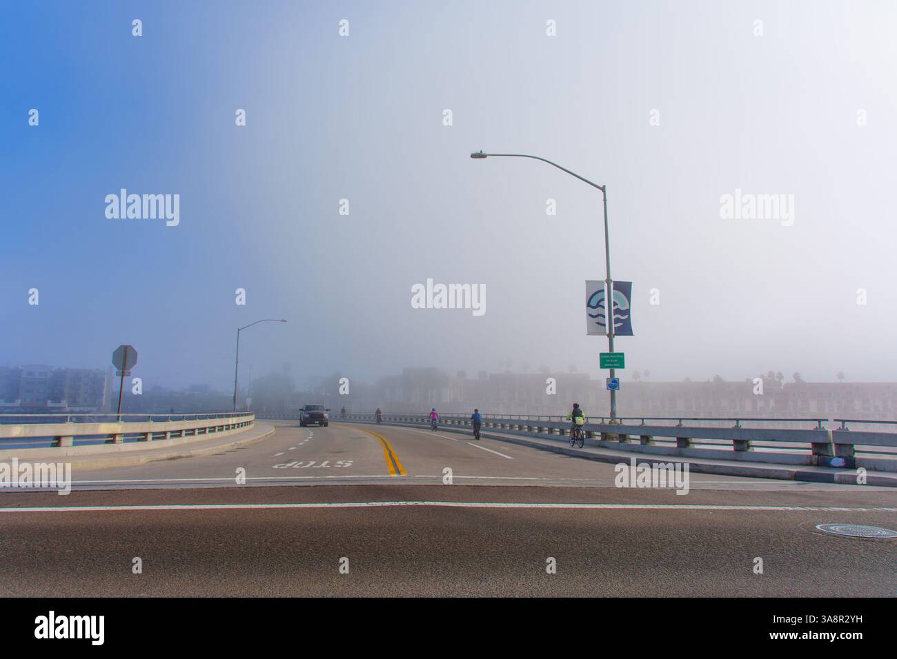 Oceanside, California - 3 gennaio 2025: La scena stradale avvolta dalla nebbia vicino all'Oceanside Harbor Village cattura un'atmosfera serena con una visibilità minima Foto Stock