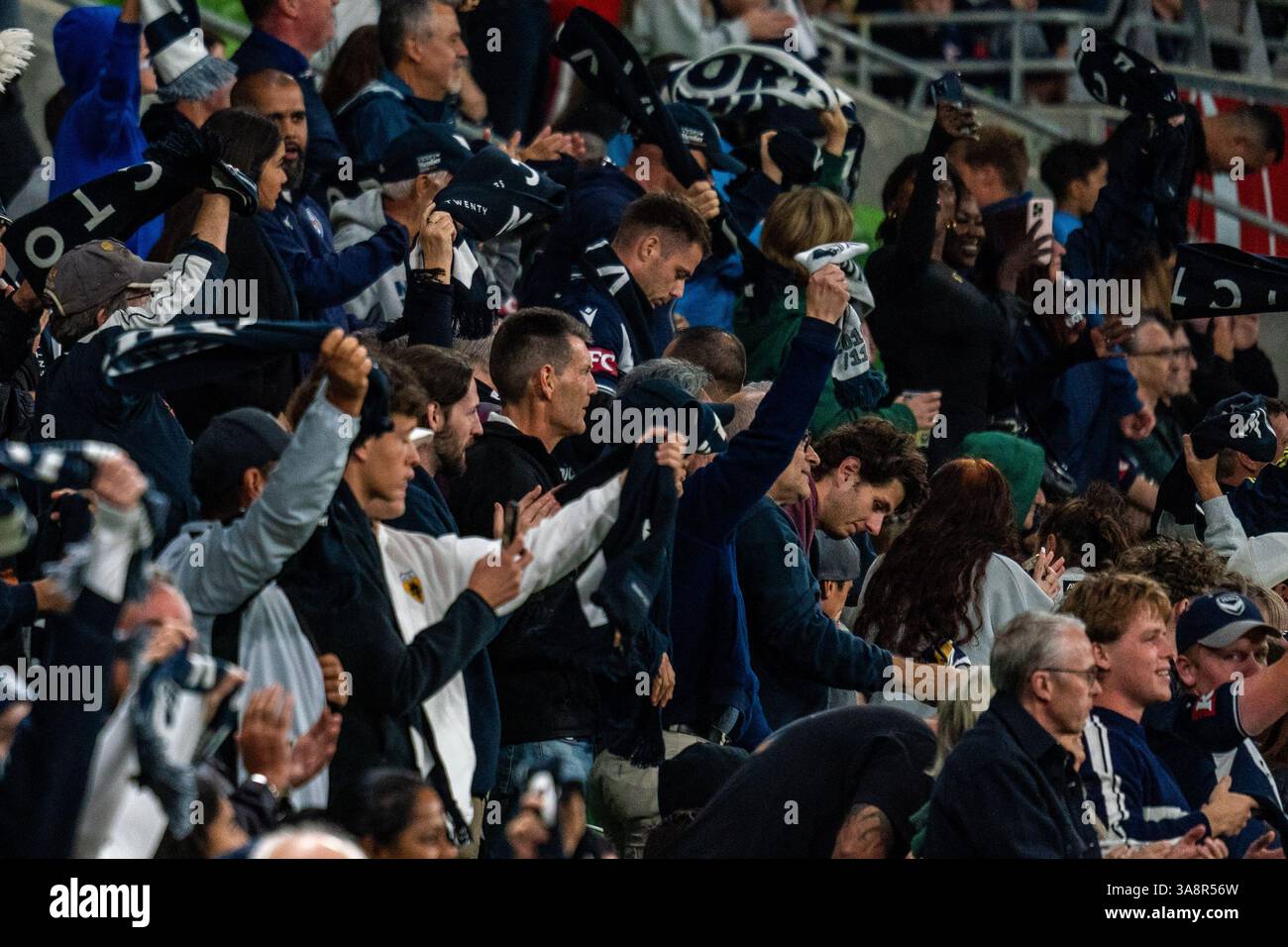 Melbourne, Victoria, Australia. 29 marzo 2025. I tifosi del Melbourne Victory FC festeggiano il gol del pareggio durante la 24A giornata della partita di Isuzu UTE A-League tra Melbourne Victory e Adelaide United all'AAMI Park di Melbourne. (Credit Image: © James Forrester/ZUMA Press Wire) SOLO PER USO EDITORIALE! Non per USO commerciale! Foto Stock