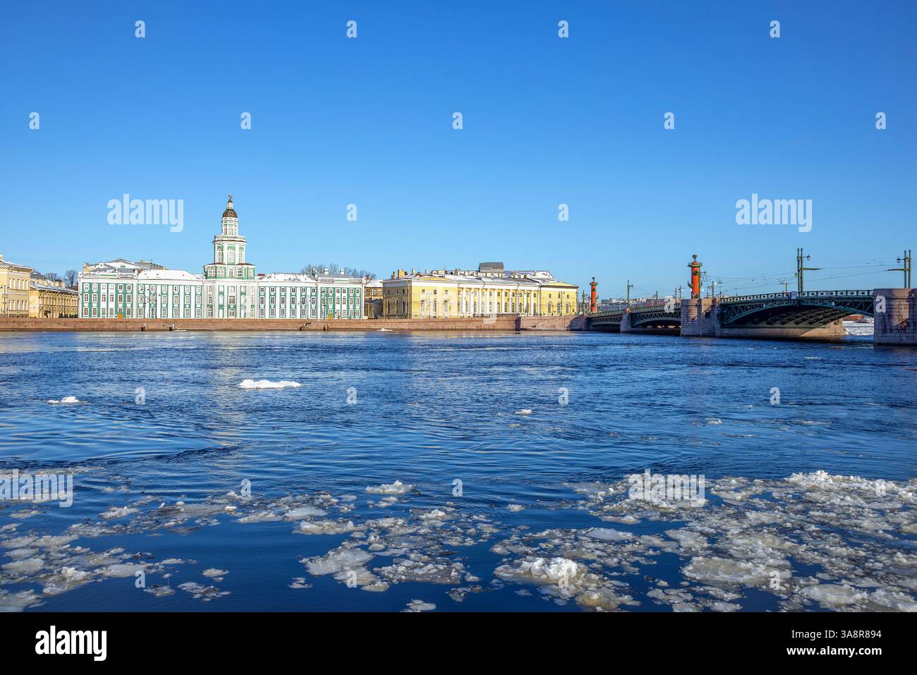SAN PIETROBURGO, RUSSIA - 2 APRILE 2023: Universitetskaya Embankment in un giorno di aprile. San Pietroburgo Foto Stock