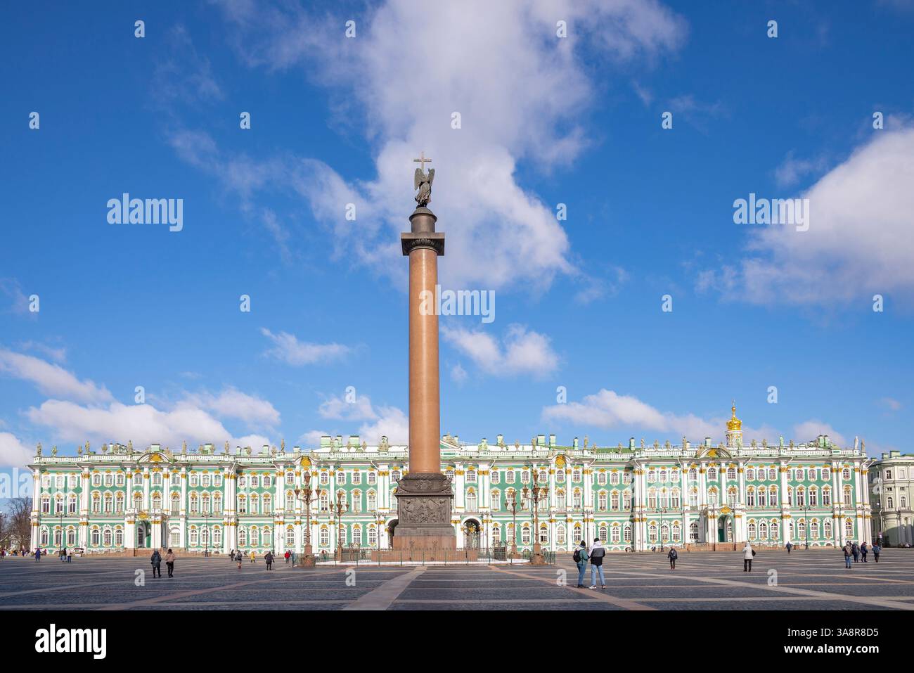 ST. PIETROBURGO, RUSSIA - 2 APRILE 2023: Piazza del Palazzo in un giorno di primavera. Centro storico di San Pietroburgo Foto Stock
