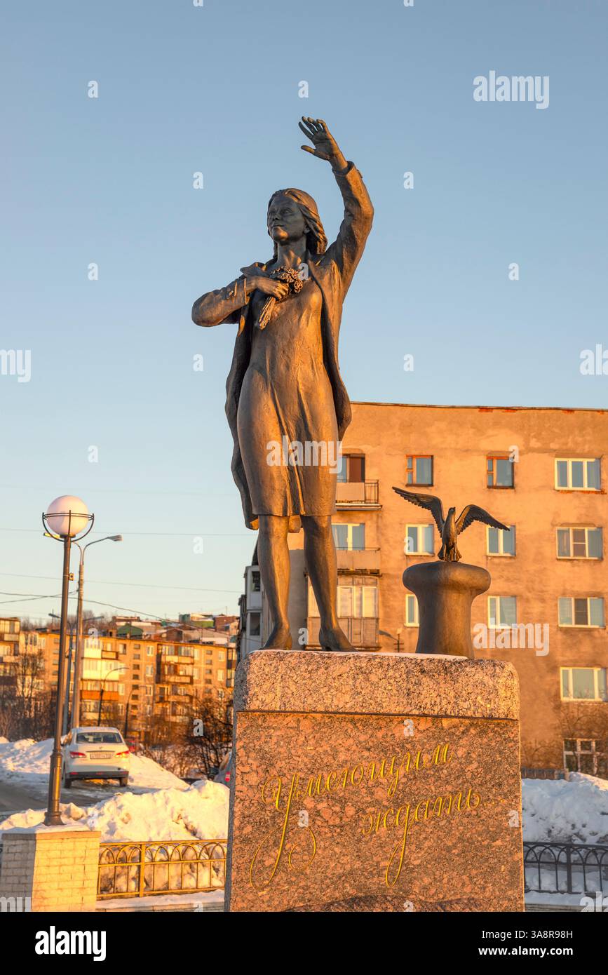 MURMANSK, RUSSIA - 11 MARZO 2025: Monumento a "coloro che sanno aspettare" alla luce della sera. Murmansk, Russia Foto Stock