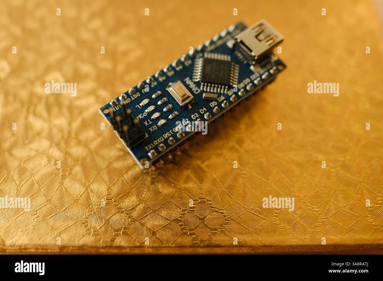 Chip elettronico, bug, microcontrollori e collegamenti di circuiti per progetti di elettronica fai-da-te, potenziamento cognitivo, impianti neurali, Neurotecnologia A. Foto Stock