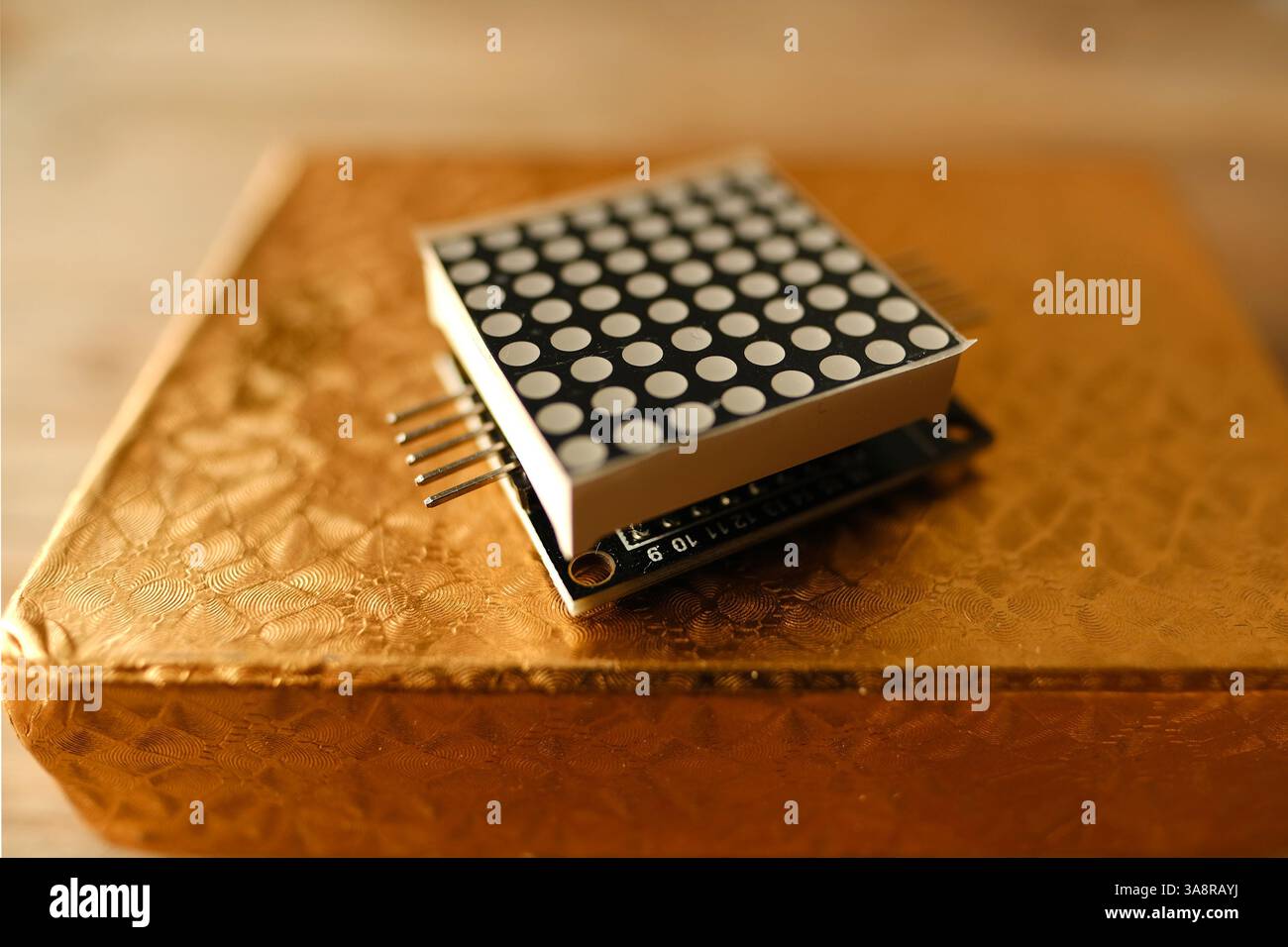 Display a matrice di LED, componenti elettronici e collegamenti di circuiti per progetti fai da te, dettagli di schemi a punti, elettronica per hobby, costruzione di circuiti, DI hobby Foto Stock