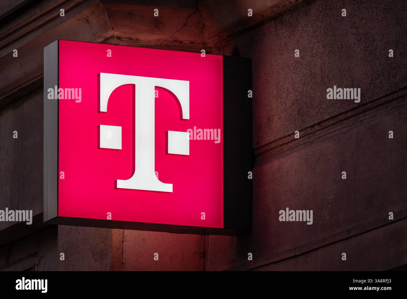 Havirov, Repubblica Ceca, 19.03.2025, T-Mobile Telecommunications Company logo sull'esterno del negozio Foto Stock