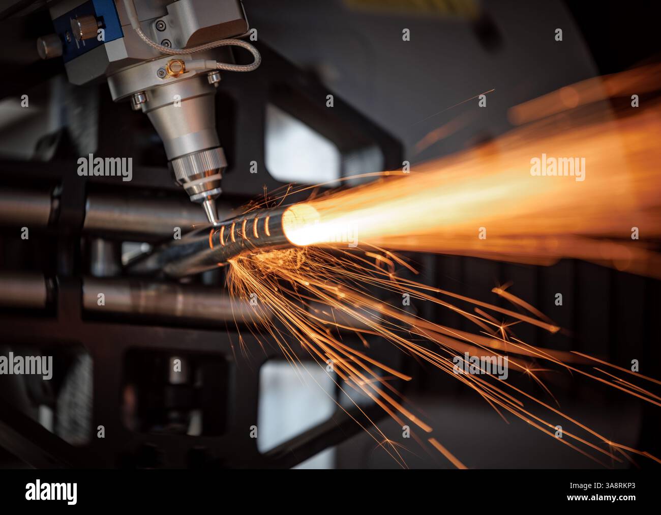 Taglio laser CNC e gas di metalli, moderna tecnologia industriale che rende dettagli industriali. L'ottica laser e il CNC vengono utilizzati per dirigere il materiale o Foto Stock