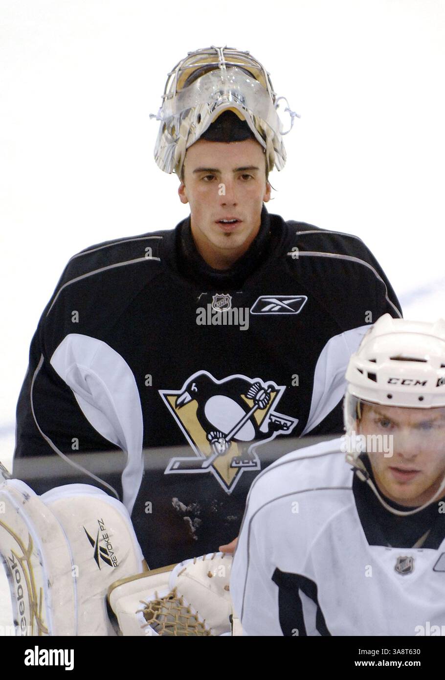 30 ottobre 2008 - Pittsburgh, PA, Stati Uniti - 13 settembre 2009 - Pittsburgh, Pennsylvania - Goalie per i Pittsburgh Penguins, MARC-ANDRE FLEURY si presenta per il primo giorno di Training Camp tenuto alla Mellon Arena. Questa fu la prima volta sul ghiaccio per i Pittsburgh Penguins da quando vinsero la Stanley Cup Championship del 2008-2009. Foto di Jason L Nelson/AdMedia Foto Stock