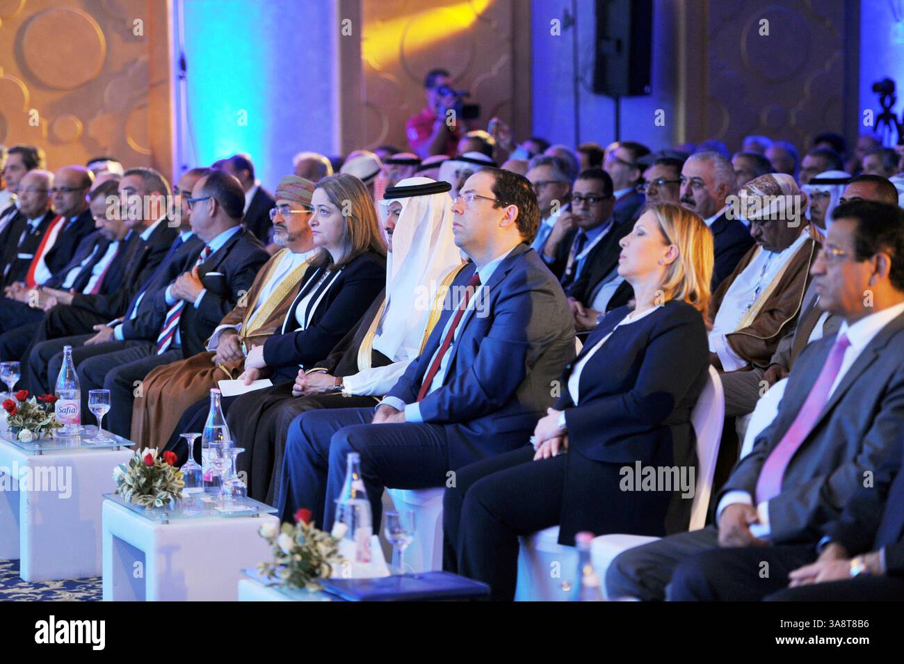 19 ottobre 2017 - Tunisi, Tunisia - il Forum tunisino per gli investimenti nel turismo si tiene a Tunisi sotto il patrocinio del capo del governo Youssef Chahed. Al Forum hanno partecipato il capo del governo Youssef Chahed, il ministro del turismo e dell'artigianato Selma Elloumi, presidente dell'Organizzazione araba del turismo, Bandar Bin Fahad, nonché diversi ministri arabi e tunisini. I professionisti del turismo erano presenti anche a questa messa del 19 ottobre. 2017 nell'hotel Ramada Plaza di Gammarth, a nord di Tunisi. (Immagine di credito: © Chokri Mahjoub via ZUMA Foto Stock