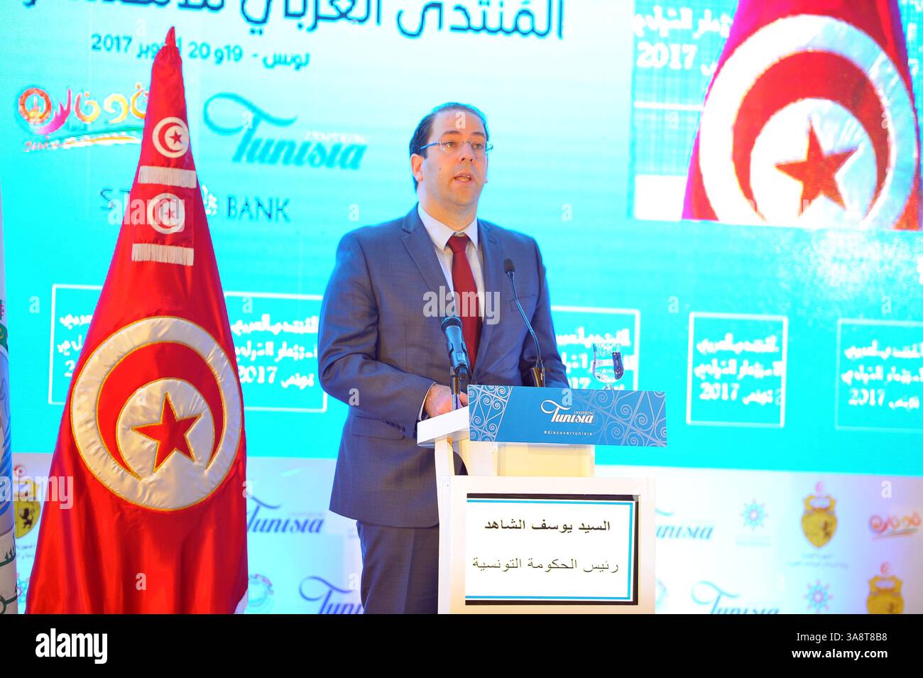 19 ottobre 2017 - Tunisi, Tunisia - il Forum tunisino per gli investimenti nel turismo si tiene a Tunisi sotto il patrocinio del capo del governo Youssef Chahed. Al Forum hanno partecipato il capo del governo Youssef Chahed, il ministro del turismo e dell'artigianato Selma Elloumi, presidente dell'Organizzazione araba del turismo, Bandar Bin Fahad, nonché diversi ministri arabi e tunisini. I professionisti del turismo erano presenti anche a questa messa del 19 ottobre. 2017 nell'hotel Ramada Plaza di Gammarth, a nord di Tunisi. (Immagine di credito: © Chokri Mahjoub via ZUMA Foto Stock