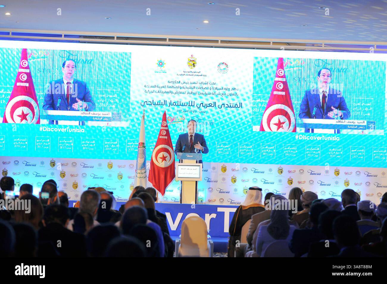 19 ottobre 2017 - Tunisi, Tunisia - il Forum tunisino per gli investimenti nel turismo si tiene a Tunisi sotto il patrocinio del capo del governo Youssef Chahed. Al Forum hanno partecipato il capo del governo Youssef Chahed, il ministro del turismo e dell'artigianato Selma Elloumi, presidente dell'Organizzazione araba del turismo, Bandar Bin Fahad, nonché diversi ministri arabi e tunisini. I professionisti del turismo erano presenti anche a questa messa del 19 ottobre. 2017 nell'hotel Ramada Plaza di Gammarth, a nord di Tunisi. (Immagine di credito: © Chokri Mahjoub via ZUMA Foto Stock