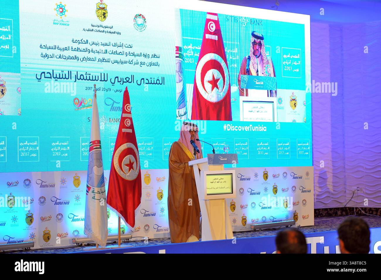 19 ottobre 2017 - Tunisi, Tunisia - discorso del presidente dell'Organizzazione araba del turismo, Bandar Bin Fahad...... Il Forum tunisino per gli investimenti nel turismo si tiene a Tunisi sotto il patrocinio del capo del governo Youssef Chahed. Al Forum hanno partecipato il capo del governo Youssef Chahed, il ministro del turismo e dell'artigianato Selma Elloumi, presidente dell'Organizzazione araba del turismo, Bandar Bin Fahad, nonché diversi ministri arabi e tunisini. I professionisti del turismo e dell'artigianato erano presenti in massa all'apertura dei lavori il 19 ottobre 2017 all'hotel Ramada Plaza Foto Stock