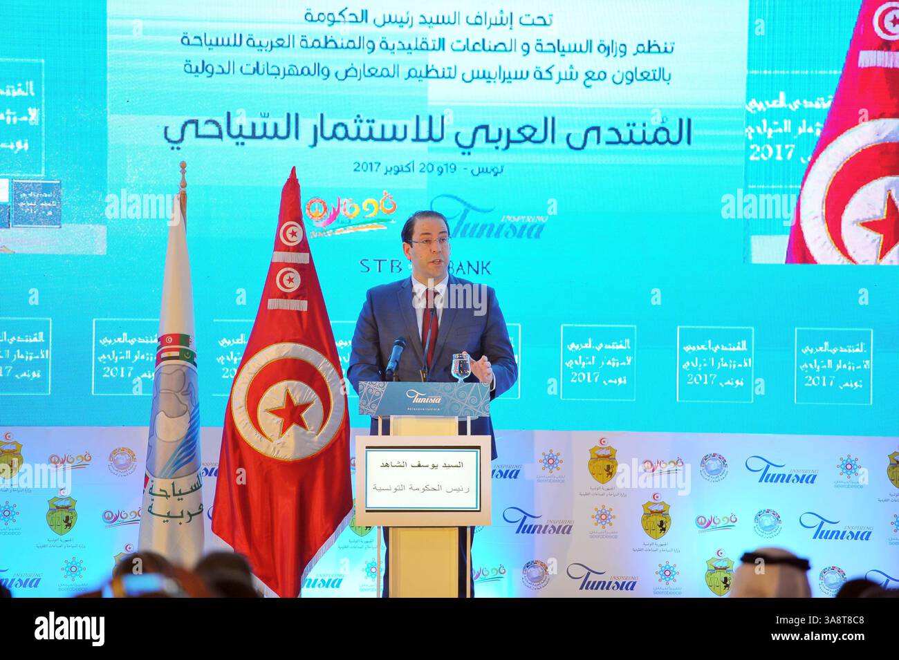 19 ottobre 2017 - Tunisi, Tunisia - il Forum tunisino per gli investimenti nel turismo si tiene a Tunisi sotto il patrocinio del capo del governo Youssef Chahed. Al Forum hanno partecipato il capo del governo Youssef Chahed, il ministro del turismo e dell'artigianato Selma Elloumi, presidente dell'Organizzazione araba del turismo, Bandar Bin Fahad, nonché diversi ministri arabi e tunisini. I professionisti del turismo erano presenti anche a questa messa del 19 ottobre. 2017 nell'hotel Ramada Plaza di Gammarth, a nord di Tunisi. (Immagine di credito: © Chokri Mahjoub via ZUMA Foto Stock