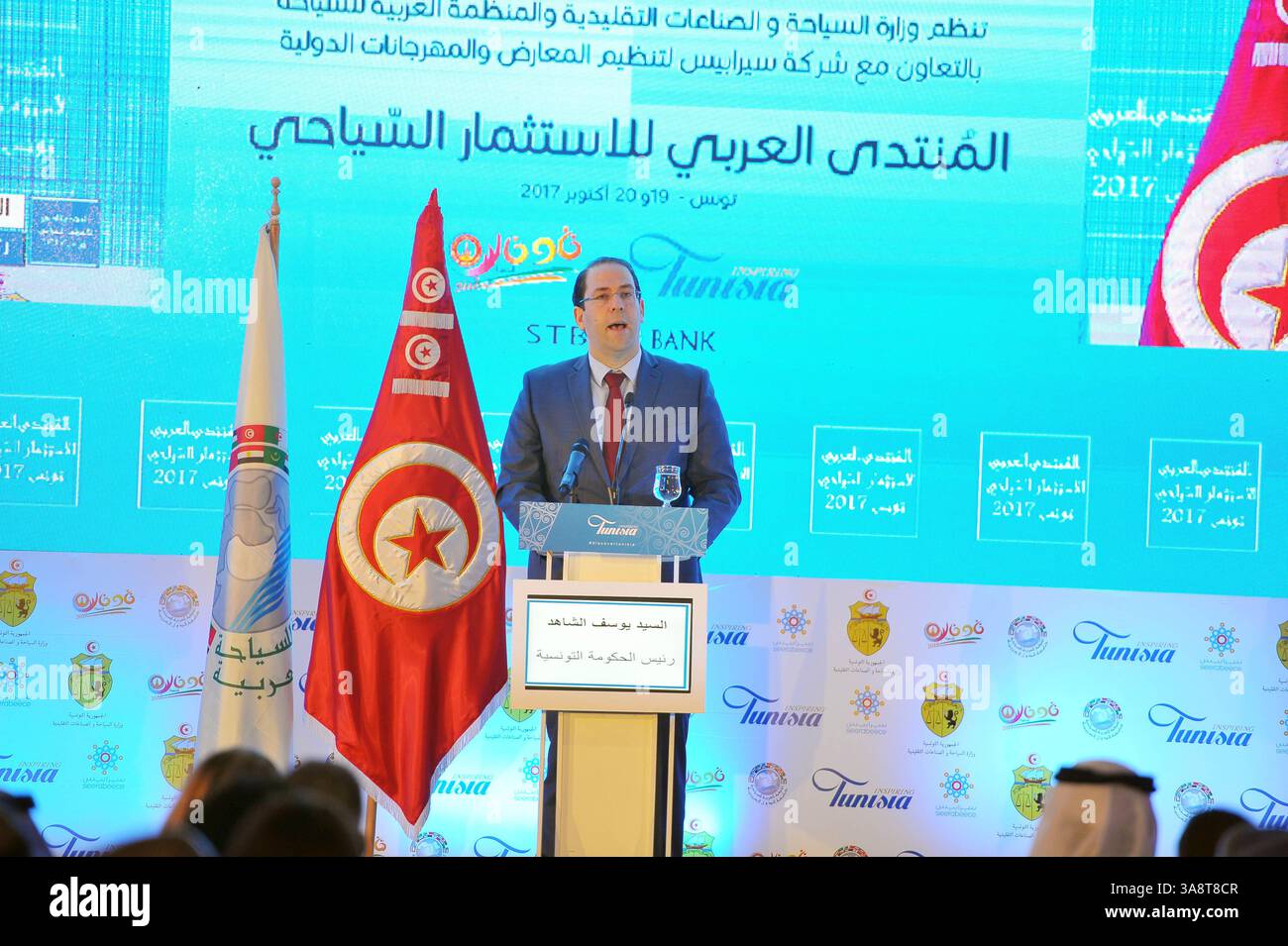 19 ottobre 2017 - Tunisi, Tunisia - il Forum tunisino per gli investimenti nel turismo si tiene a Tunisi sotto il patrocinio del capo del governo Youssef Chahed. Al Forum hanno partecipato il capo del governo Youssef Chahed, il ministro del turismo e dell'artigianato Selma Elloumi, presidente dell'Organizzazione araba del turismo, Bandar Bin Fahad, nonché diversi ministri arabi e tunisini. I professionisti del turismo erano presenti anche a questa messa del 19 ottobre. 2017 nell'hotel Ramada Plaza di Gammarth, a nord di Tunisi. (Immagine di credito: © Chokri Mahjoub via ZUMA Foto Stock