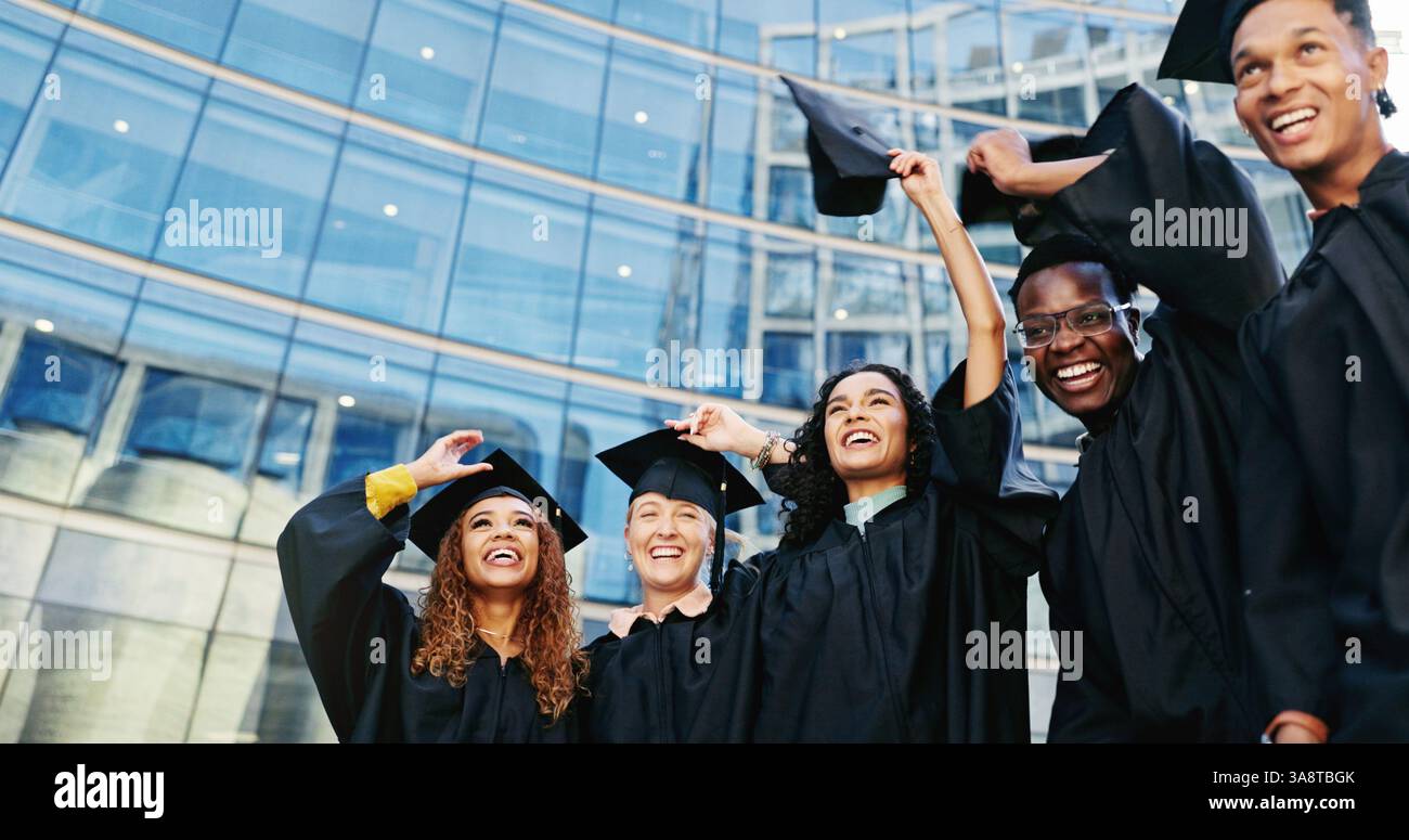 Sorridete, gli studenti e lanciate cappelli per ottenere il successo dell'apprendimento, il successo della classe e festeggiare. Sotto, persone e tradizioni con supporto, accademico Foto Stock