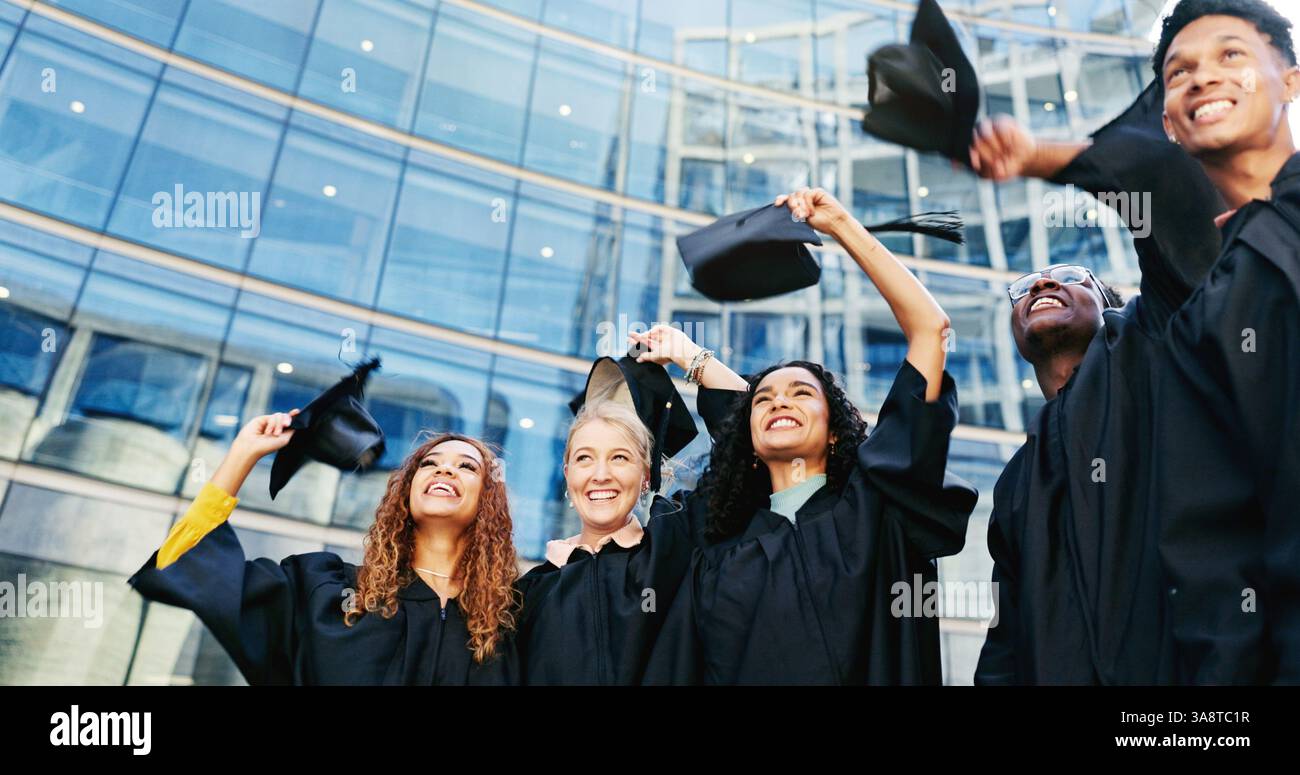Felice, studenti e gettano cappelli per la laurea di successo nell'apprendimento, il successo della classe e festeggiare. Sotto, persone e tradizioni con supporto, accademico Foto Stock