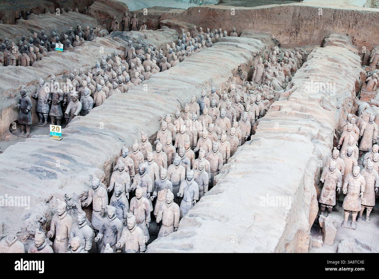 XI'an, Cina - 11 novembre 2011: L'esercito di terracotta o guerrieri di Terra cotta sepolti nella tomba dell'imperatore Qin Shi Huang nel 210-209 a.C. Foto Stock