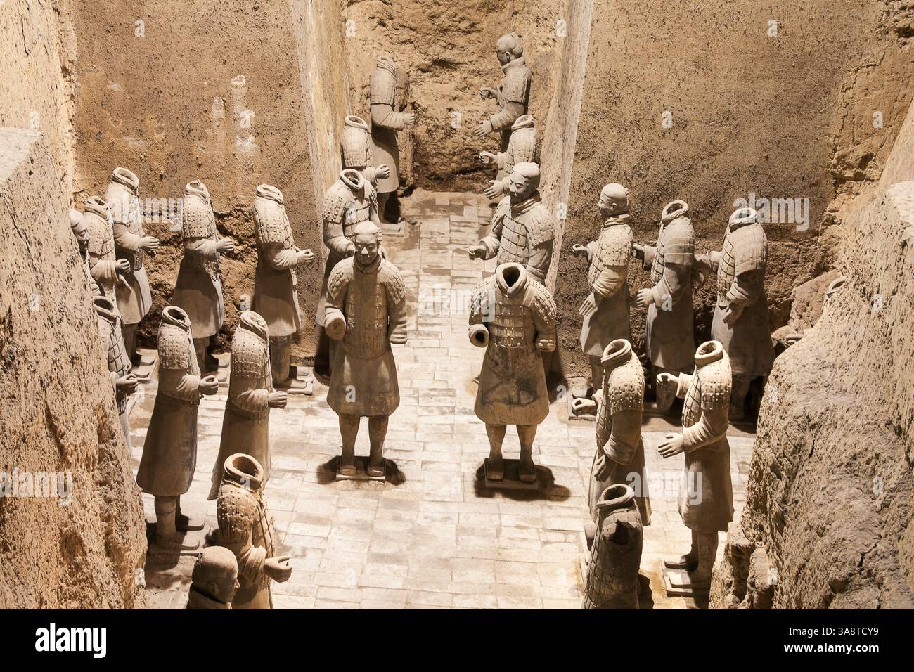 XI'an, Cina - 11 novembre 2011: L'esercito di terracotta o guerrieri di Terra cotta sepolti nella tomba dell'imperatore Qin Shi Huang nel 210-209 a.C. Foto Stock