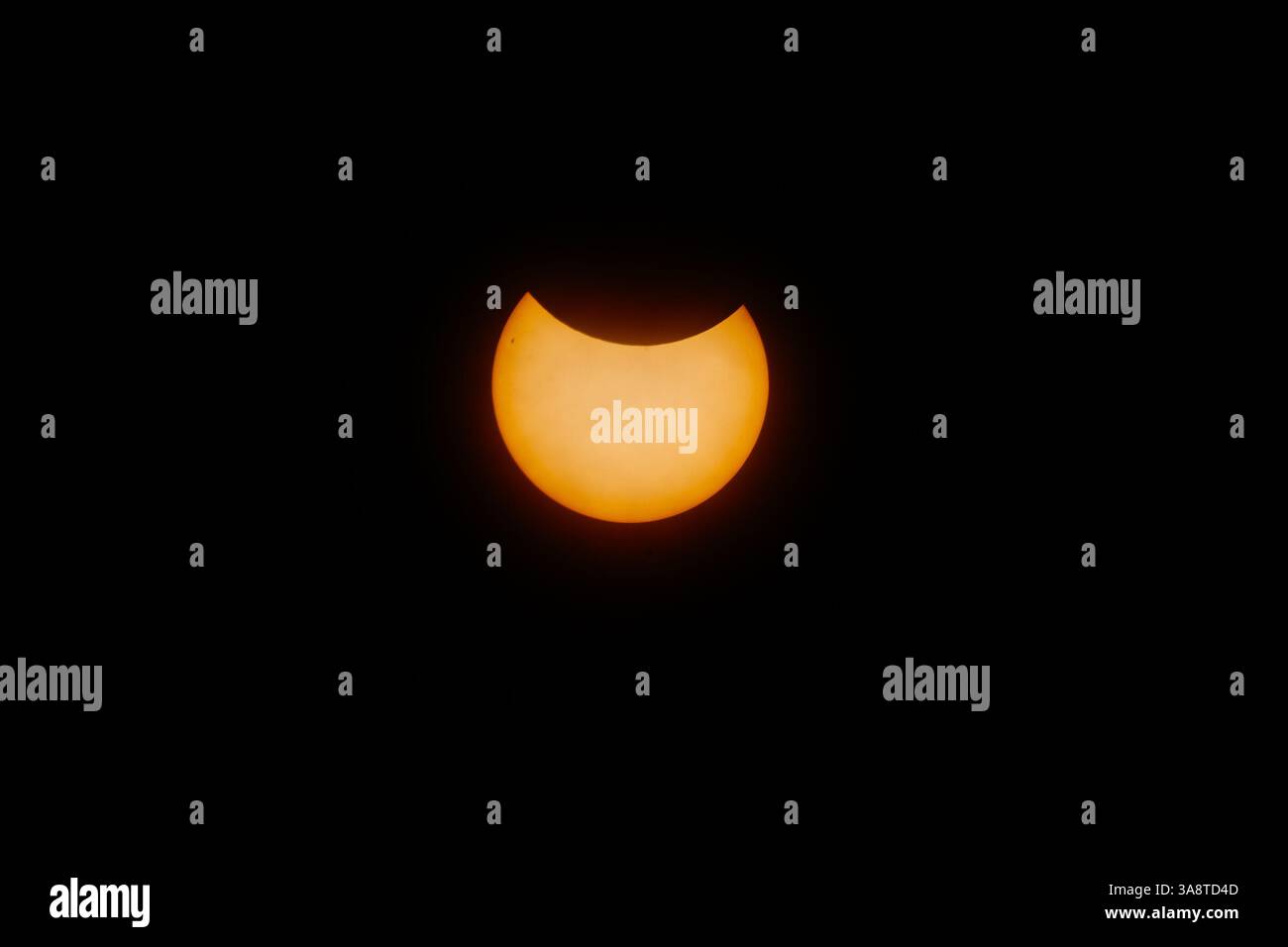 Eclipse parziale nel 2025 dall'Inghilterra il 29 marzo 2025 Foto Stock