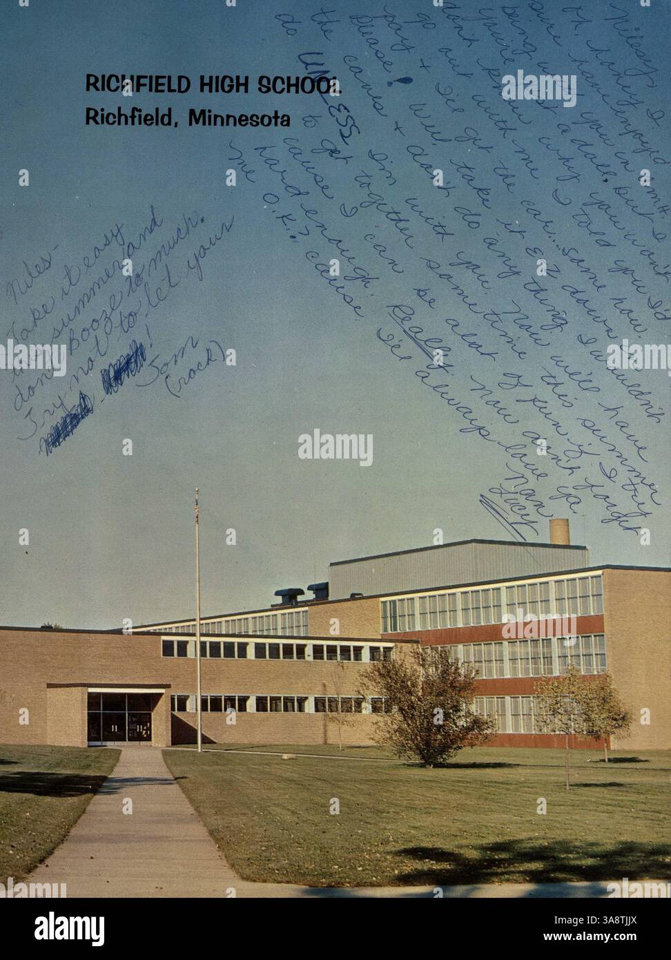 Questo annuario di liceo della Richfield High School, Aurean 1965, registra i momenti chiave dell'anno scolastico 1964-1965, concentrandosi su eventi studenteschi, insegnanti e scolastici. Foto Stock