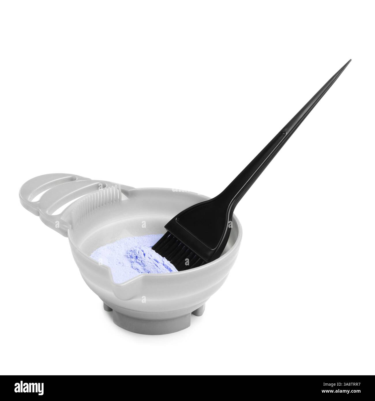 Recipiente con polvere sbiancante per capelli e spazzola isolata su bianco Foto Stock