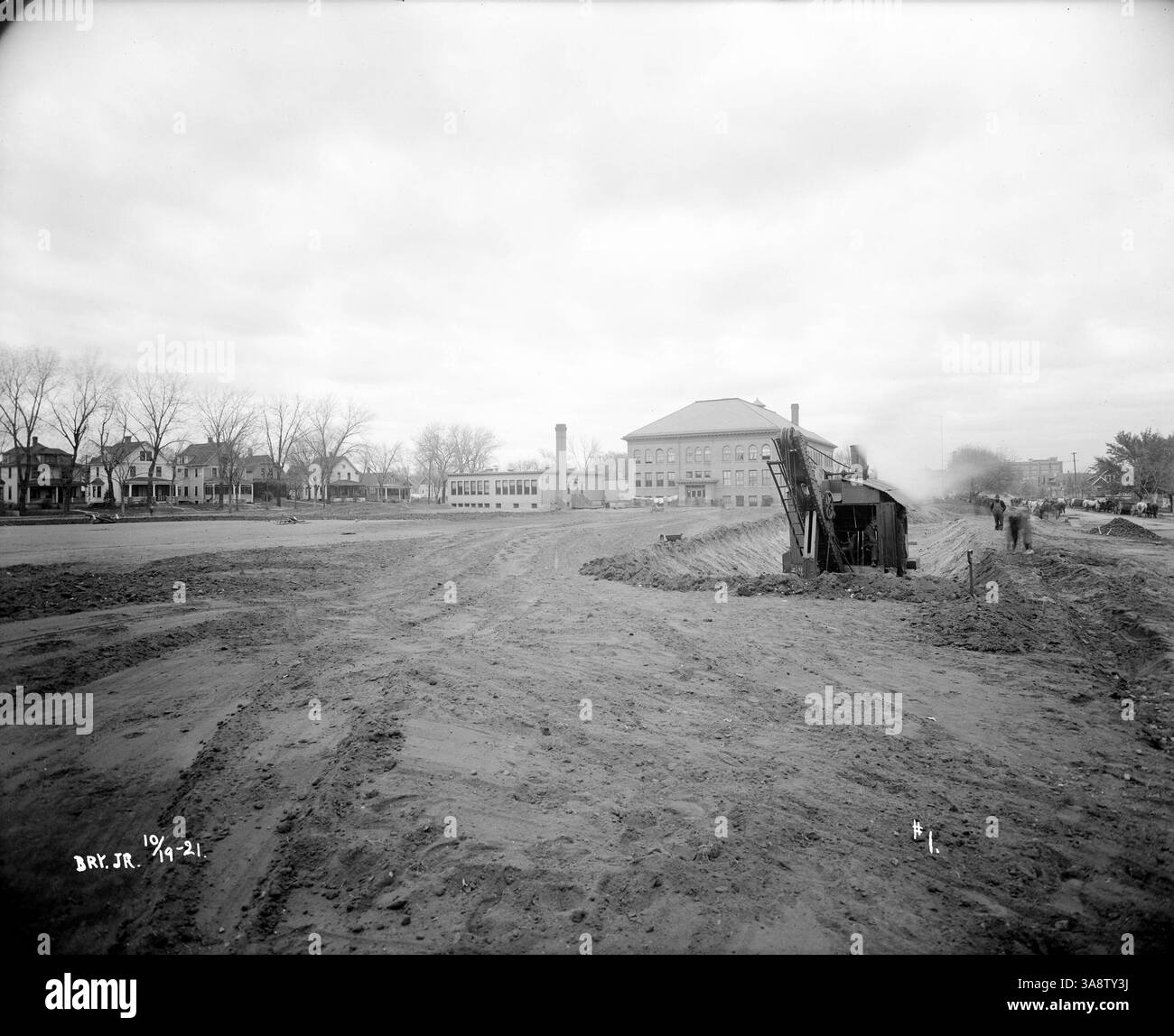 Questa fotografia storica mostra l'inizio della costruzione per Bryant Jr. High School, aperta nel 1923. La Warrington School è visibile sullo sfondo, insieme a un'unità sezionale portatile accanto ad essa. Foto Stock