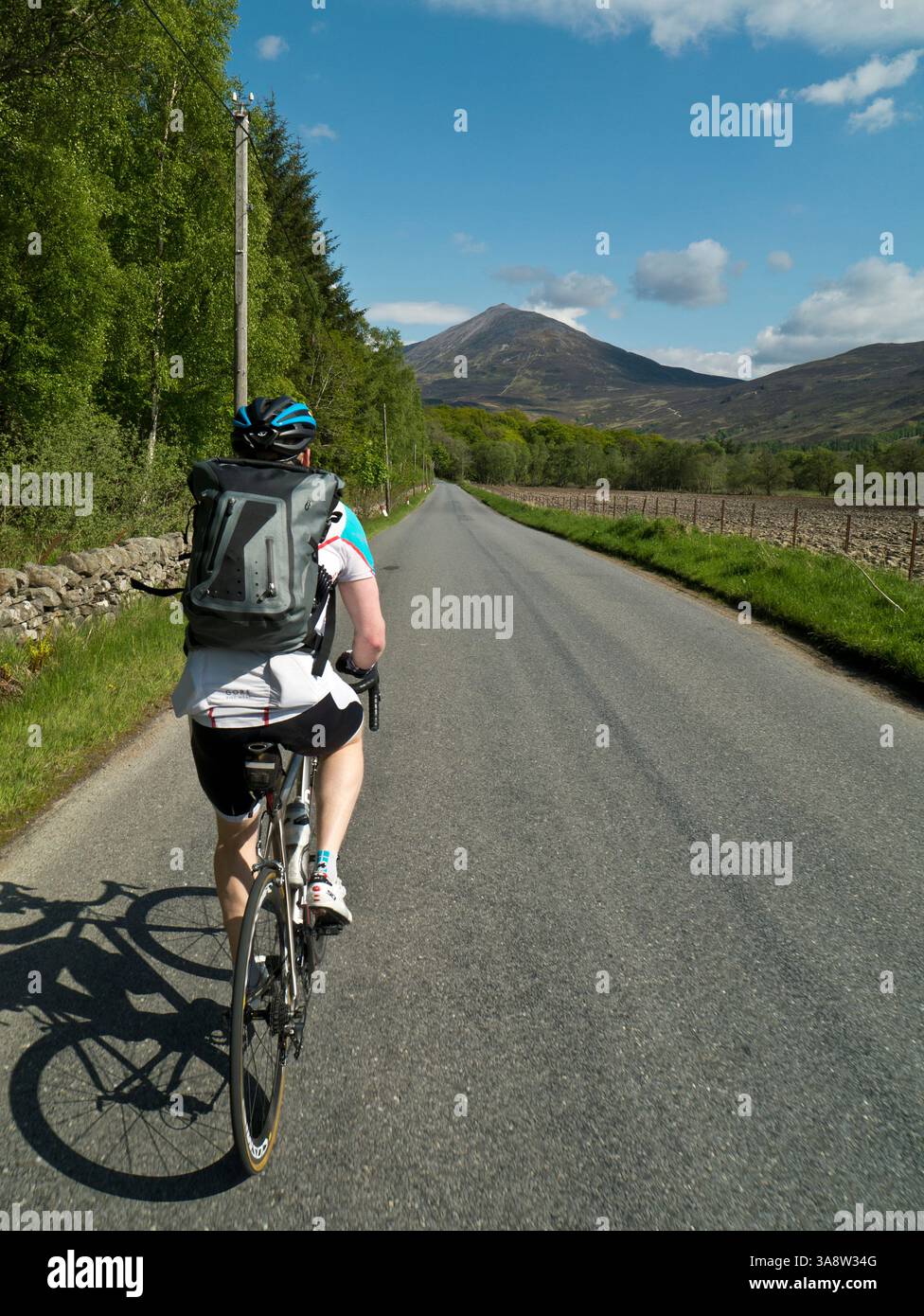 In bicicletta sulle strade rurali dell'Highland Perthshire Foto Stock