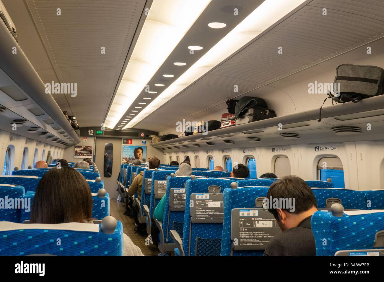 Persone che viaggiano sullo Shinkansen Nozomi 116 da Kyoto a Tokyo Foto Stock