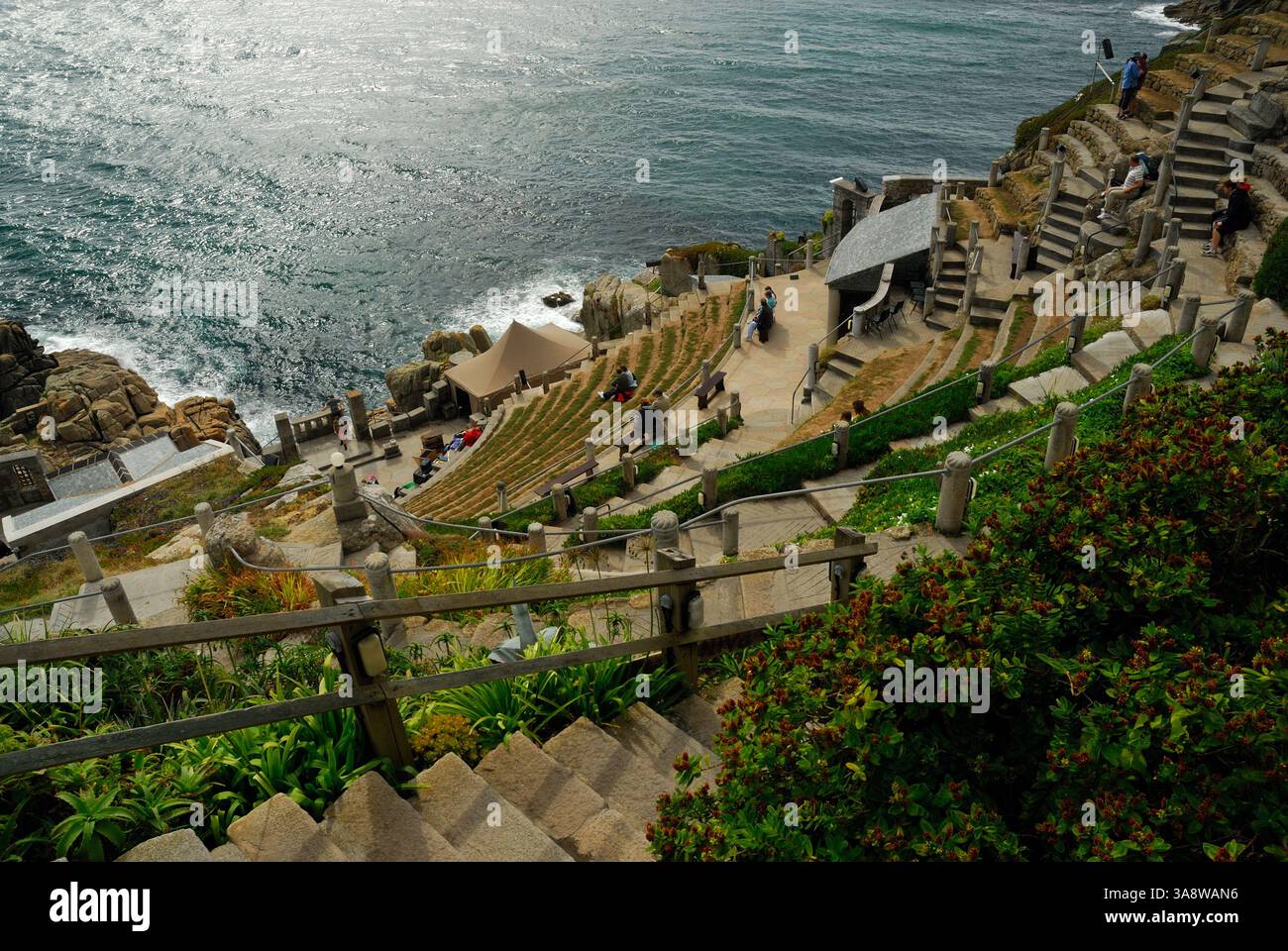 Il Minack Theatre, nella Cornovaglia meridionale, affacciato sul mare. Foto Stock